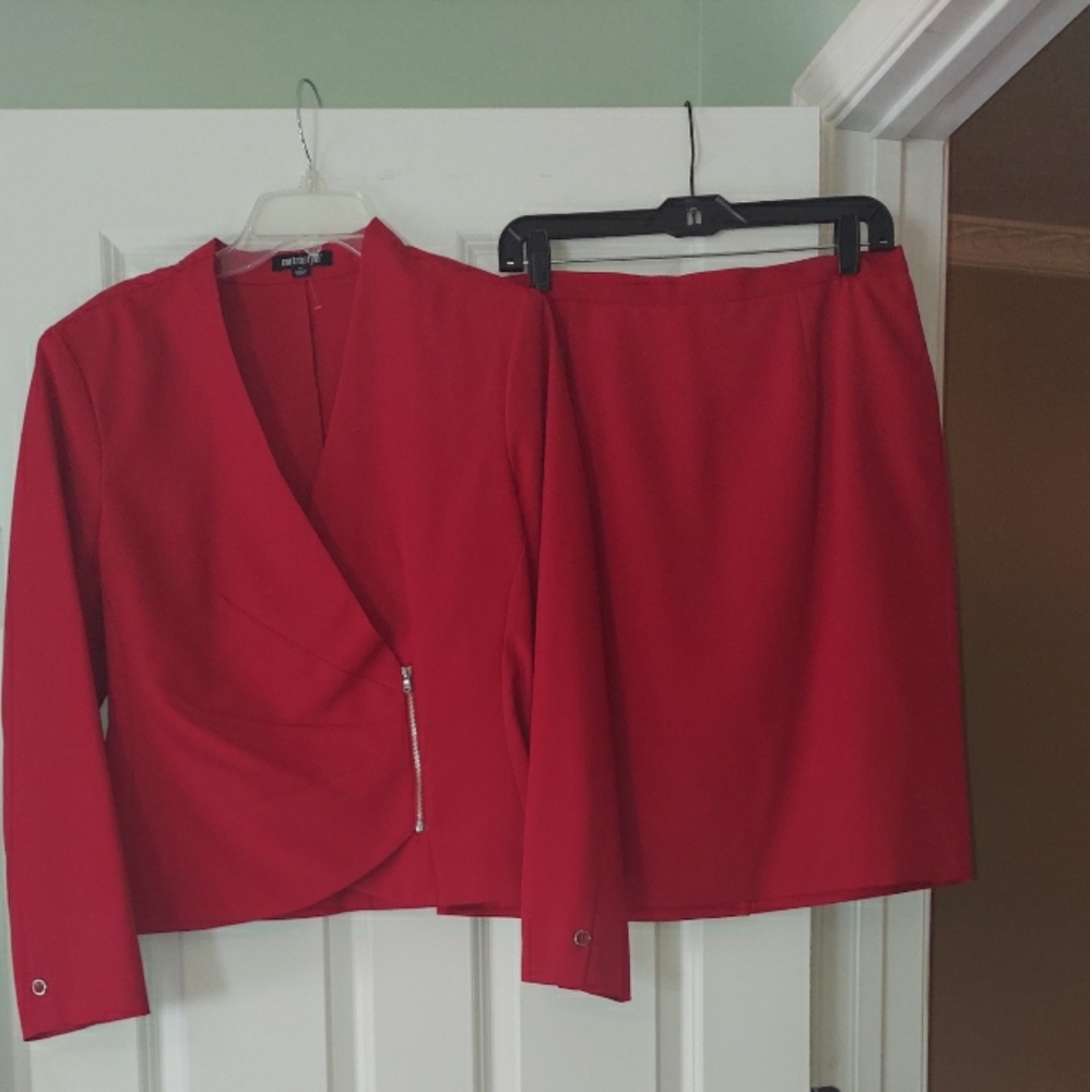 Metro Style 2 piece red suit size 14 EUC